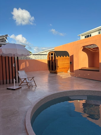 Outdoor pool, free cabanas, pool umbrellas