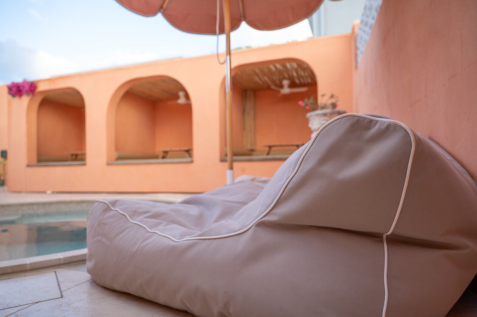 Una piscina al aire libre, cabañas de piscina gratuitas, sombrillas