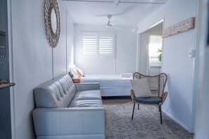 Habitación cuádruple familiar, 1 habitación, acceso a la piscina | Zona de estar | Smart TV de 32 pulgadas con canales digitales, Netflix