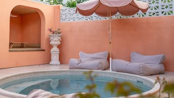 Außenpool, Cabañas (kostenlos), Sonnenschirme