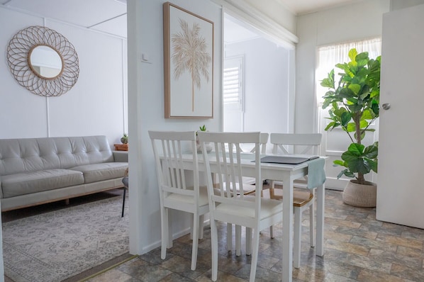 Familien-Vierbettzimmer, 1 Schlafzimmer, Poolzugang | Wohnbereich