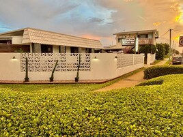 Fachada de la propiedad por la tarde o noche