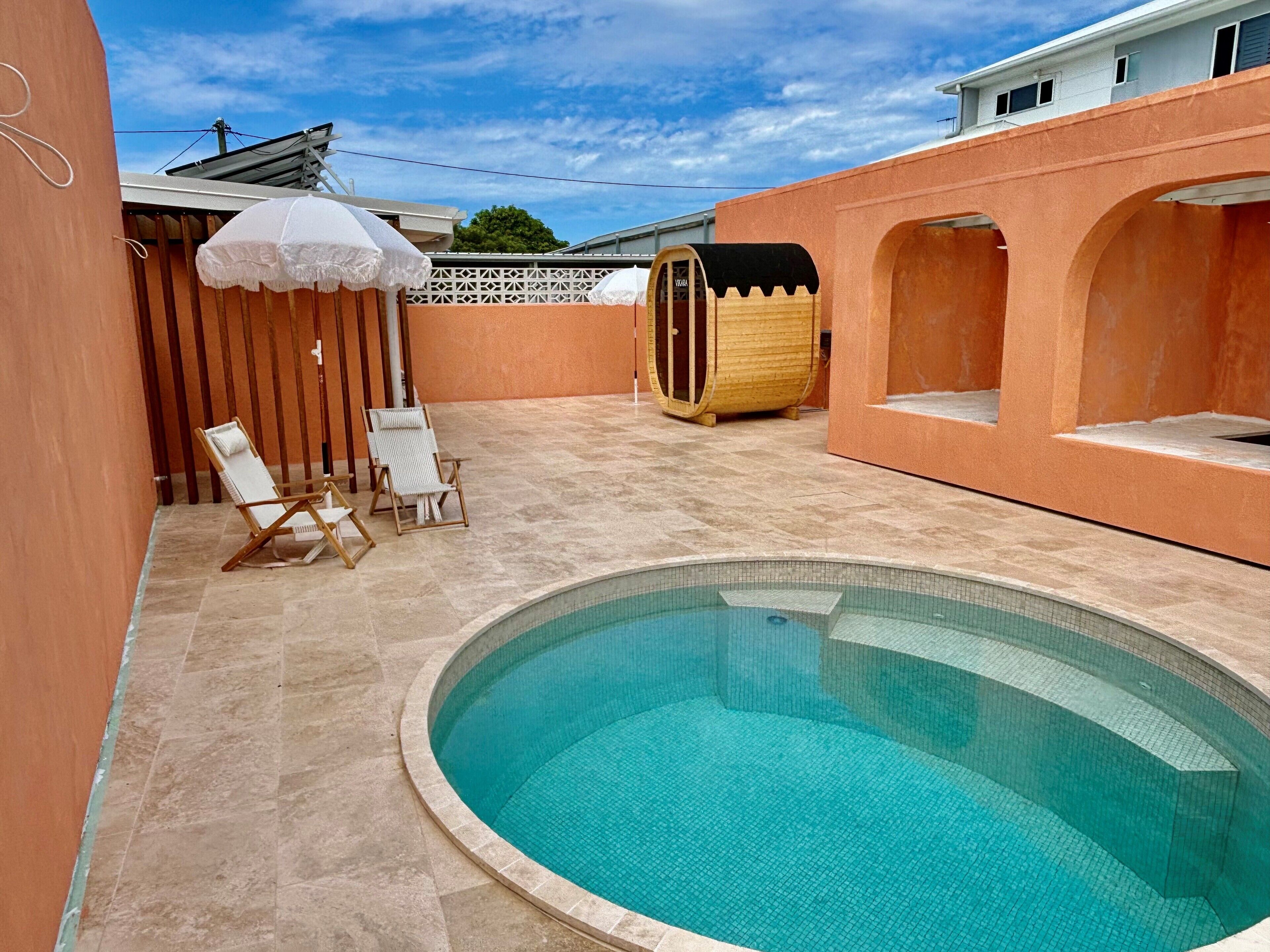Piscine extérieure, cabanons gratuits, parasols de plage