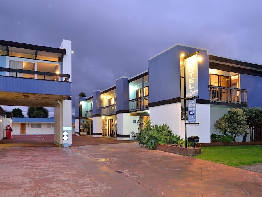 Fachada de la propiedad por la tarde o noche