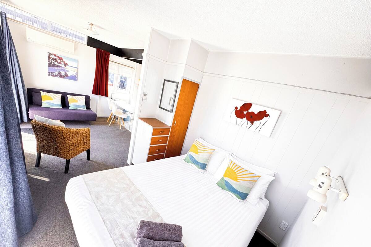 Standard Studio Suite | Iron/ironing board, WiFi (free), bed sheets