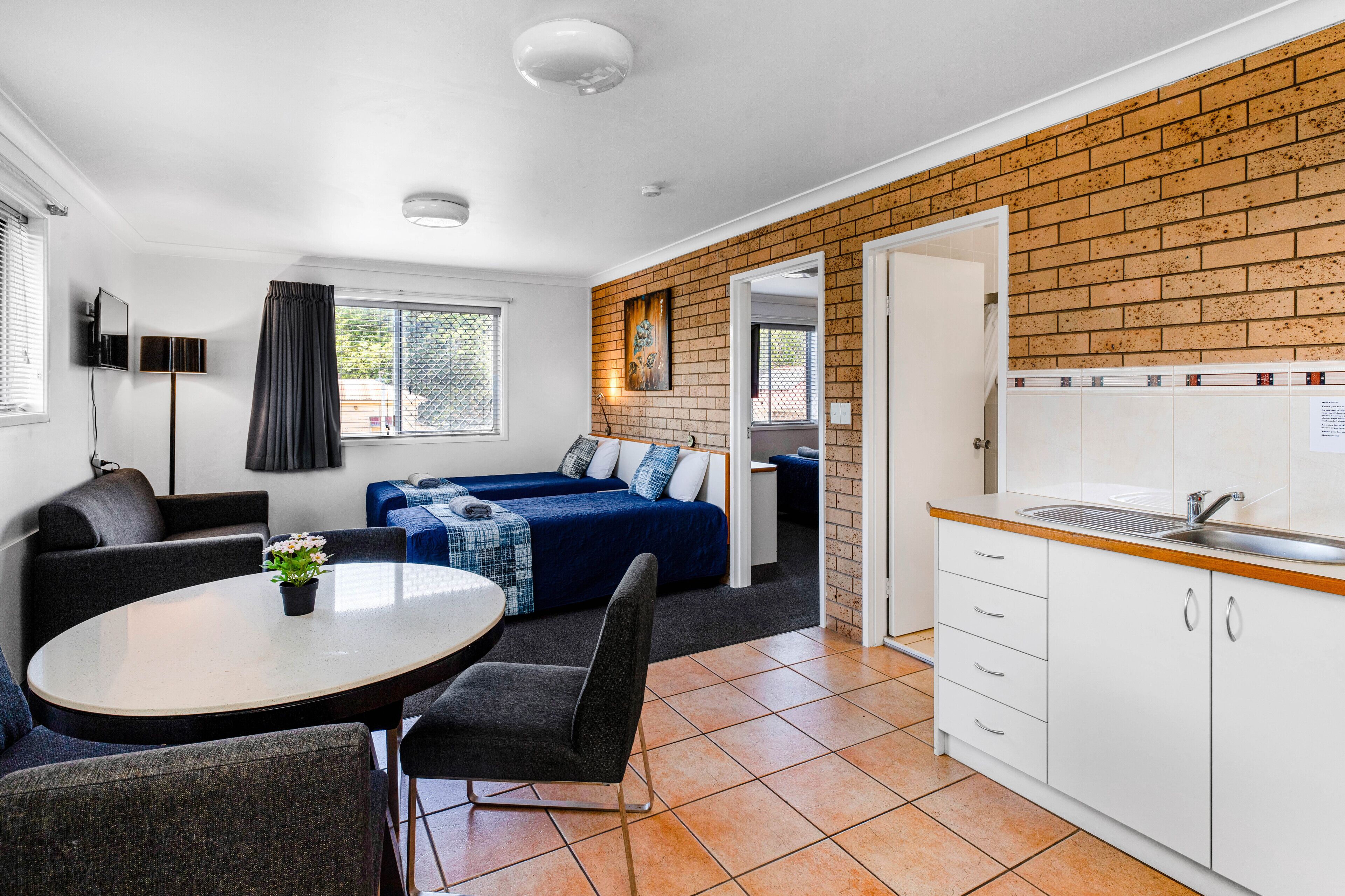 Standard-Suite, Kochnische (1 Bedroom unit) | Schreibtisch, laptopgeeigneter Arbeitsplatz, Bügeleisen/Bügelbrett