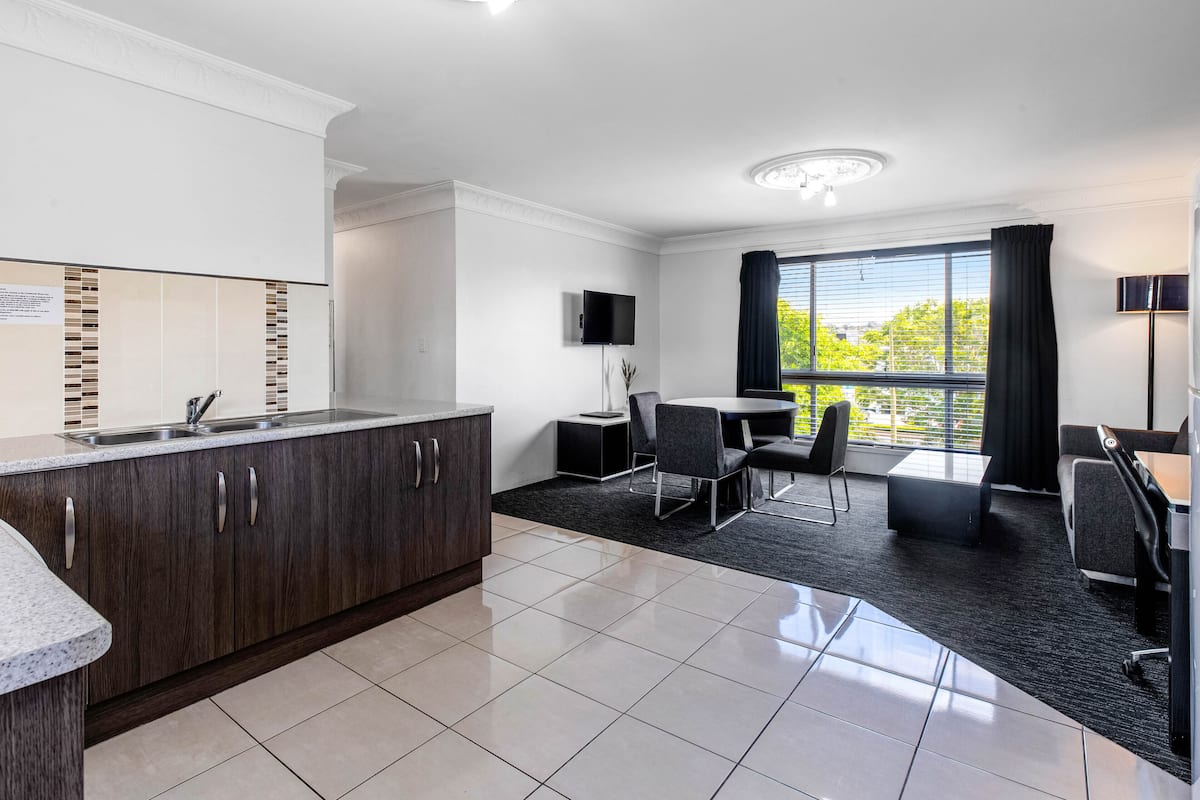 Habitación estándar, cocina (3 bedroom unit) | Zona de estar | Smart TV de 42 pulgadas con canales digitales, una televisión