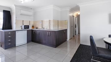Standardzimmer, Küche (3 bedroom unit) | Eigene Küche | Mikrowelle, Wasserkocher, Toaster