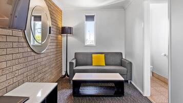 Rom – standard, massasjebadekar (Spa room) | Oppholdsområde | En 42-tommers smart-TV med digitale kanaler samt TV og Netflix