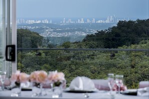 Der serveres morgenmad, frokost og skandinaviske retter med havudsigt 