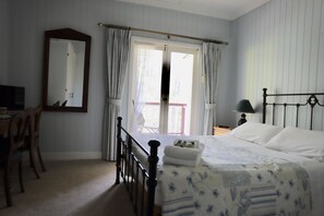 Standardsuite - 1 soveværelse - ikke-ryger - balkon (Boutique w/ Ensuite) | Skrivebord, mørklægningsgardiner, strygejern/strygebræt, gratis Wi-Fi