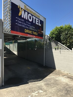 Property entrance - Bananatown Motel (Coffs Harbour)