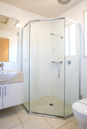 Executive Room, 1 Queen Bed, Non Smoking, Kitchenette | Bathroom | Free toiletries, hair dryer, towels - Tea House Motor Inn (Bendigo)
