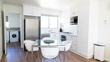 Standard Townhome, 2 Bedrooms, Non Smoking, Kitchen | Ruang tamu | TV LCD