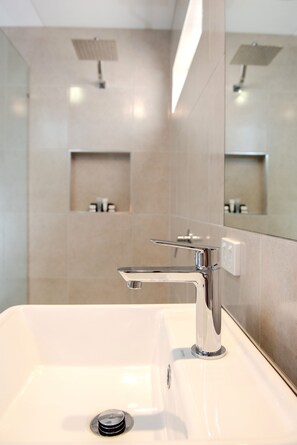 Executive Room, 1 King Bed, Non Smoking, Jetted Tub | Bathroom | Free toiletries, hair dryer, towels - Tea House Motor Inn (Bendigo)