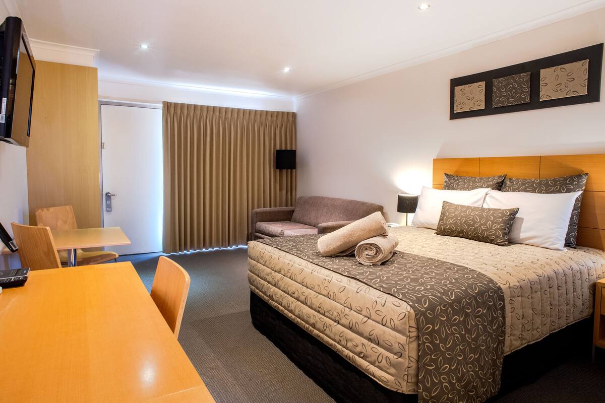 Executive Room, 1 Queen Bed, Non Smoking, Kitchenette | Laptop workspace, soundproofing, iron/ironing board, WiFi (free)
