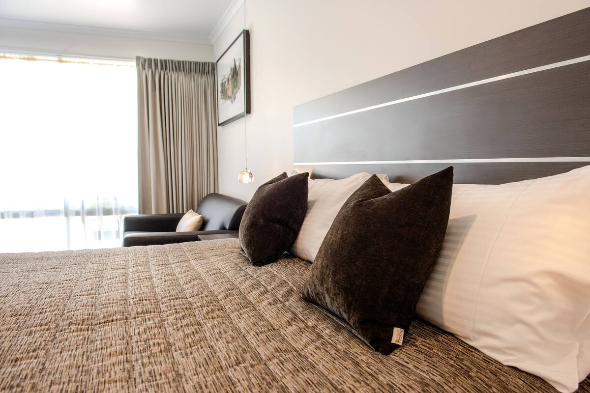 Executive Room, 1 King Bed, Non Smoking, Jetted Tub | Laptop workspace, soundproofing, iron/ironing board, WiFi (free)