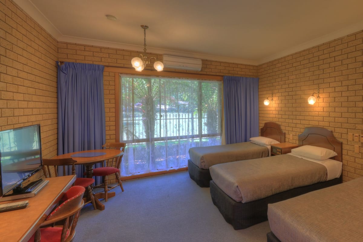 Triple Room | Iron/ironing board, free WiFi, bed sheets