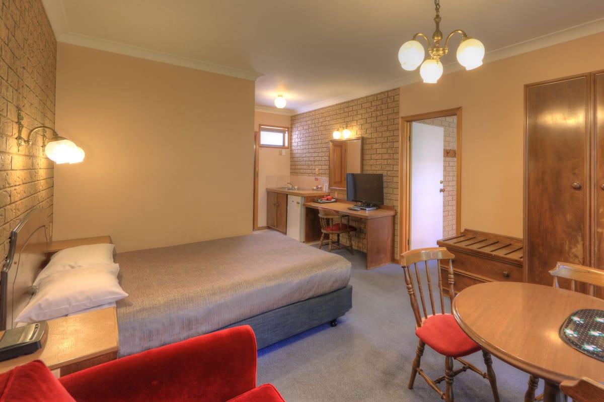 Two Bedroom Room | Iron/ironing board, free WiFi, bed sheets