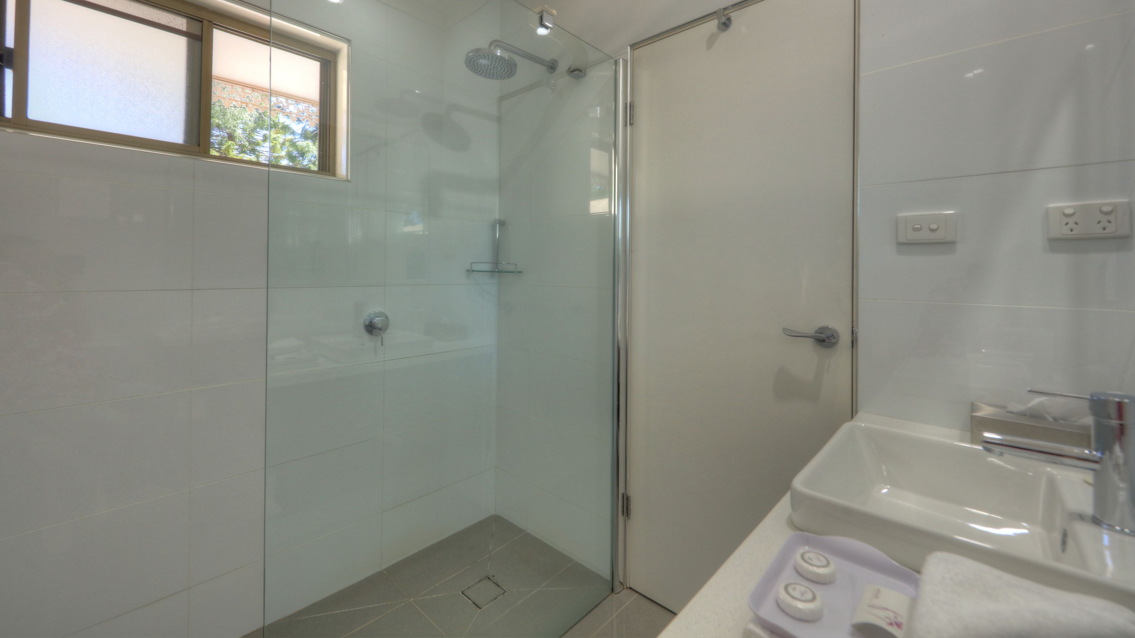 Kostenlose Toilettenartikel, Haartrockner, Handtücher