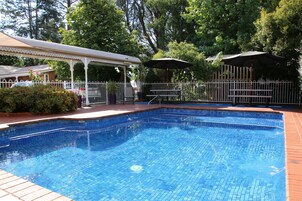 Una piscina al aire libre de temporada