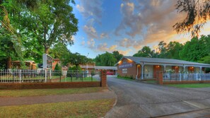 Front of property - Barrass's John Bright Motor Inn (Bright)