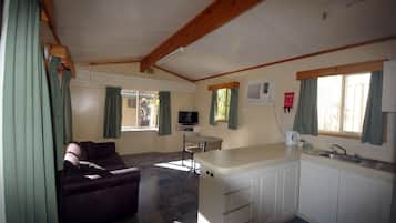 Chalet estándar, 1 habitación, para no fumadores, cocina | Área de sala de estar | Televisión y reproductor de DVD
