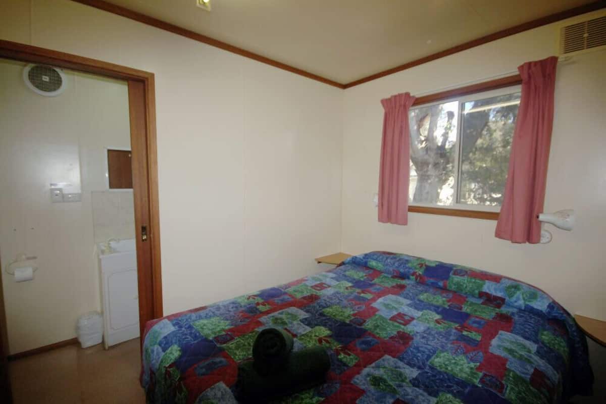 Standard Cabin, 1 Bedroom, Non Smoking, Kitchen (Chalet) | Iron/ironing board, bed sheets