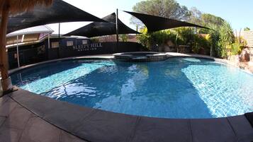 Alberca al aire libre por temporada y camastros