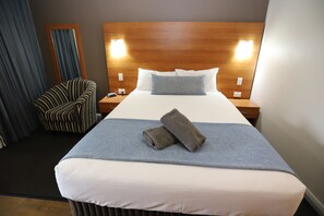 Deluxe Queen Room (Not Pet Friendly) | Desk, laptop workspace, free WiFi, bed sheets - Sleepy Hill Motor Inn (Raymond Terrace)