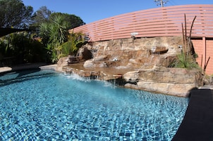 Piscina externa sazonal, espreguiçadeiras