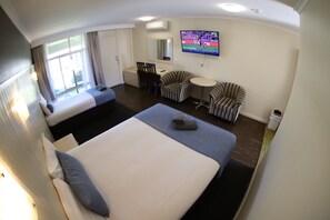 Deluxe Twin Room (Not Pet Friendly) | Desk, laptop workspace, free WiFi, bed sheets - Sleepy Hill Motor Inn (Raymond Terrace)