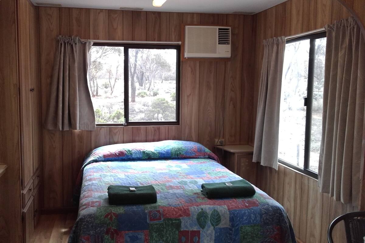 Comfort-Ferienhütte, 1 Doppelbett, Kochnische | Hochwertige Bettwaren, Bettwäsche