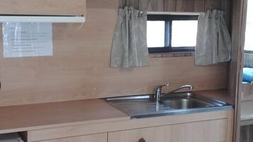 Comfort-Ferienhütte, 1 Doppelbett, Kochnische | Eigene Kochnische | Kühlschrank, Mikrowelle, Herdplatte, Wasserkocher mit Kaffee-/Teezubehör