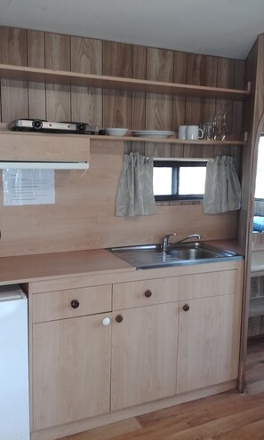 Cabaña Confort, 1 cama matrimonial, cocineta | Cocineta privada | Refrigerador, microondas, parrilla de estufa y cafetera y tetera 