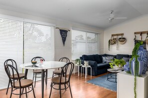 Cabana luxo, 3 quartos | Opções para refeição no quarto