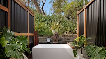 Glamping Tent | Deep-soaking bathtub