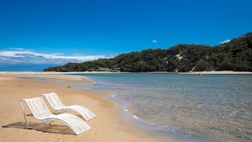 Privat strand, vit sandstrand och kajakpaddling