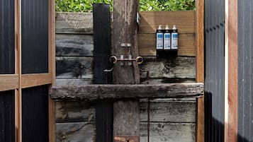 Tente Luxe, 1 chambre, salle de bains commune, cÎté jardin | Douche de la salle de bain