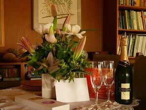 1 bedroom, desk, soundproofing, iron/ironing board - The Burrow At Wombat Bend (Dixons Creek)