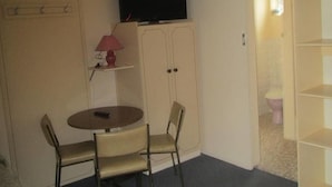 Iron/ironing board (on request), WiFi (free) - Great Lakes Motor Inn (Forster)