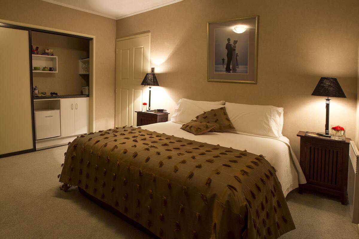 Standard Suite, 1 Bedroom, Non Smoking, Balcony (The Magnolia Room) | Premium bedding, WiFi (free)