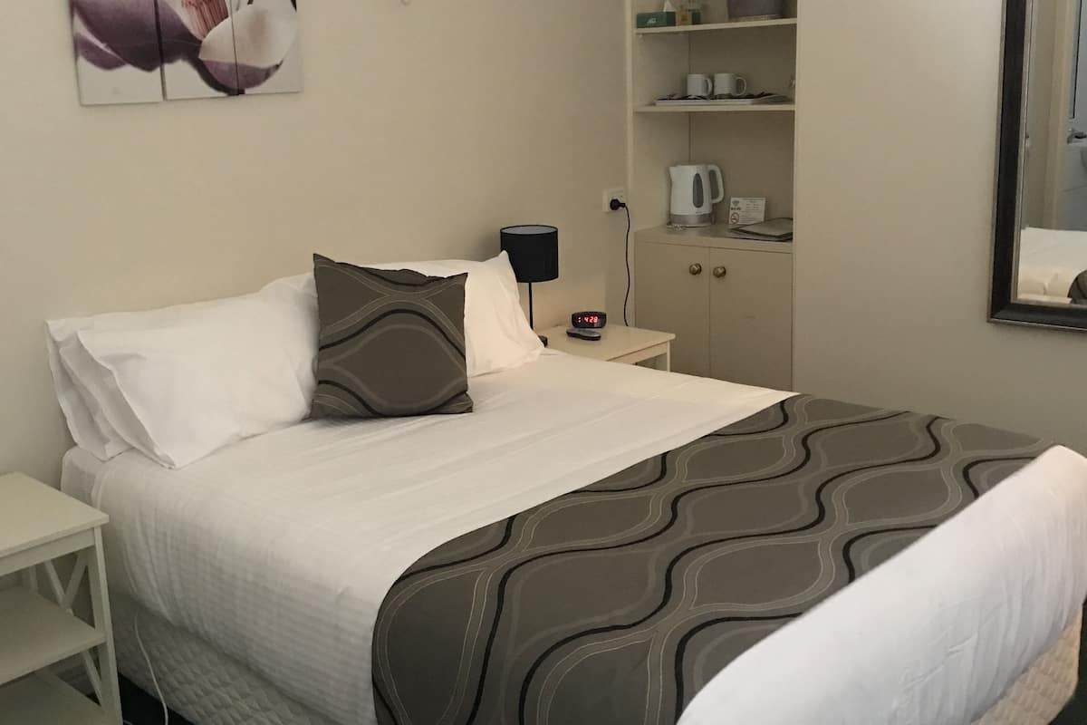 irish suite | iron/ironing board, free wifi, bed sheets