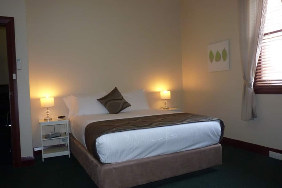 hive suite  | iron/ironing board, free wifi, bed sheets