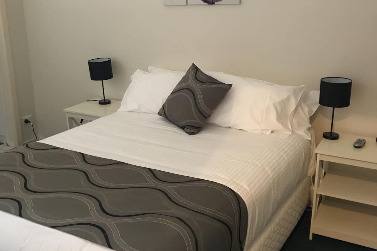 irish suite | iron/ironing board, free wifi, bed sheets