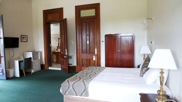 Tabla de planchar con plancha, wifi gratis y ropa de cama