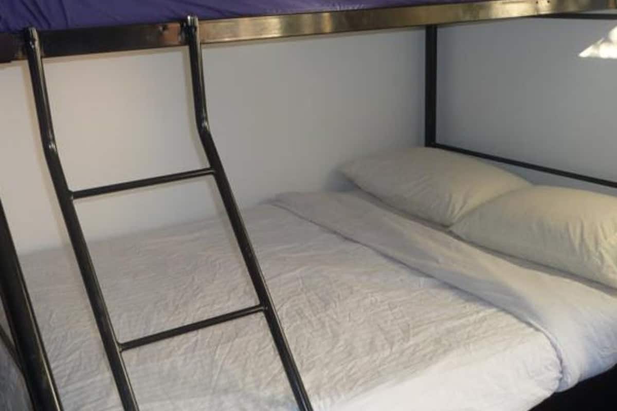 Camera con letto matrimoniale o 2 letti singoli (Tri-Bunk) | Ferro/asse da stiro, Wi-Fi gratuito, lenzuola