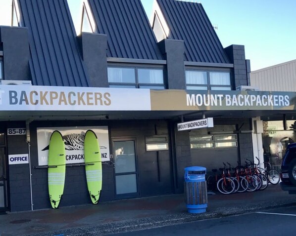 Front of property - Mount Backpackers (Tauranga)