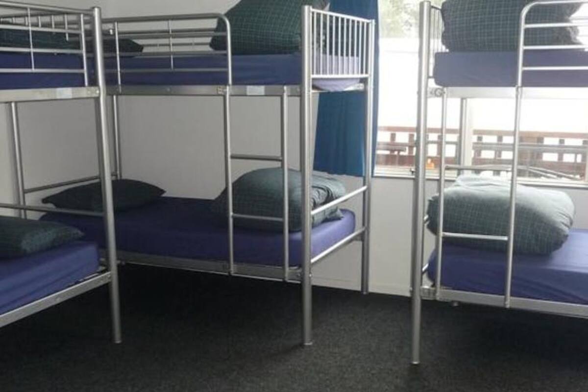 Dormitorio compartido, vistas a la ciudad | Tabla de planchar con plancha, wifi gratis, ropa de cama