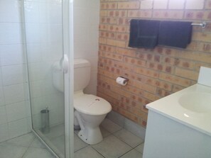 Standard Room, Non Smoking, Kitchenette (Queen) | Bathroom